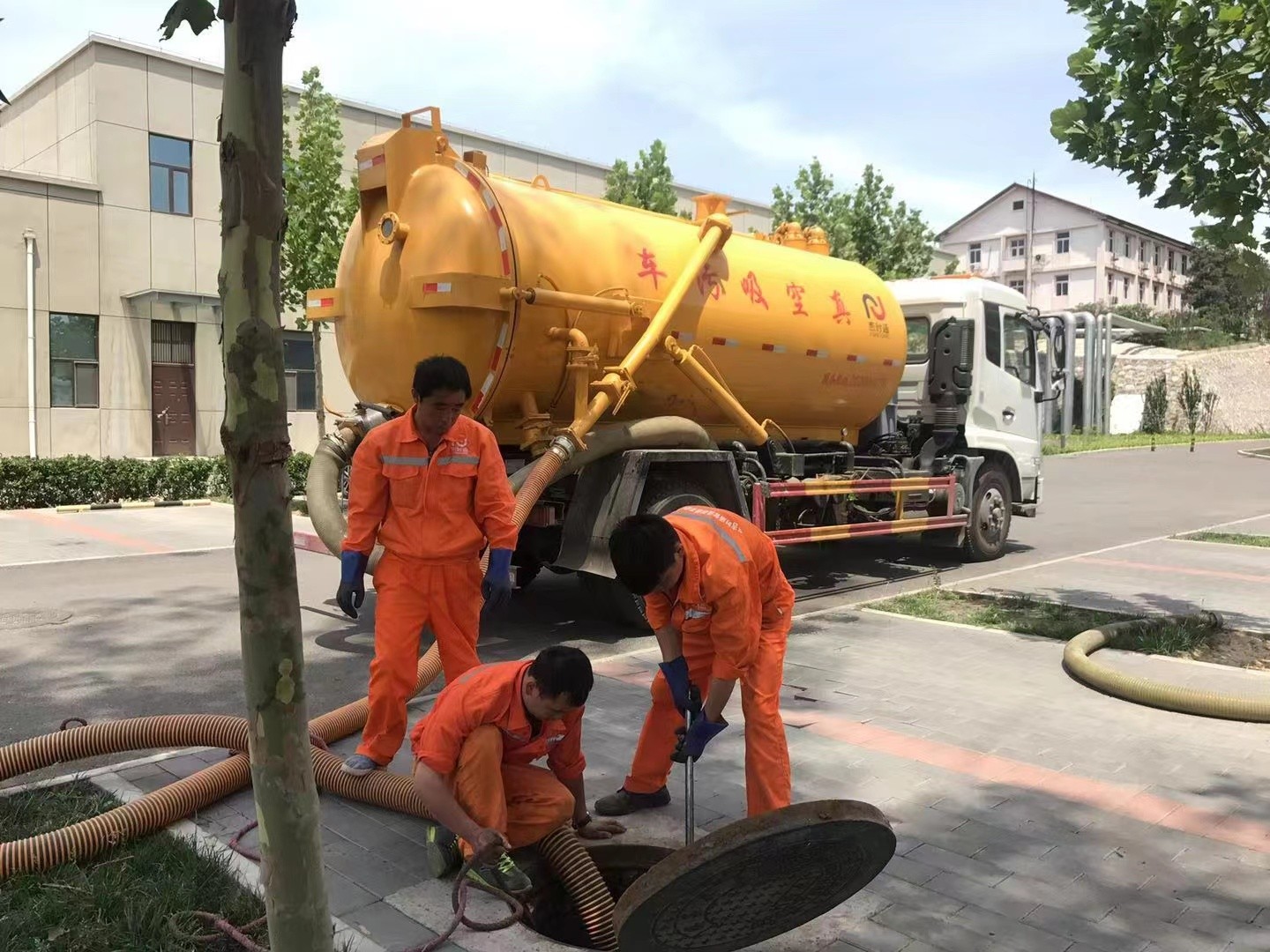 长清管道疏通车停在窨井附近